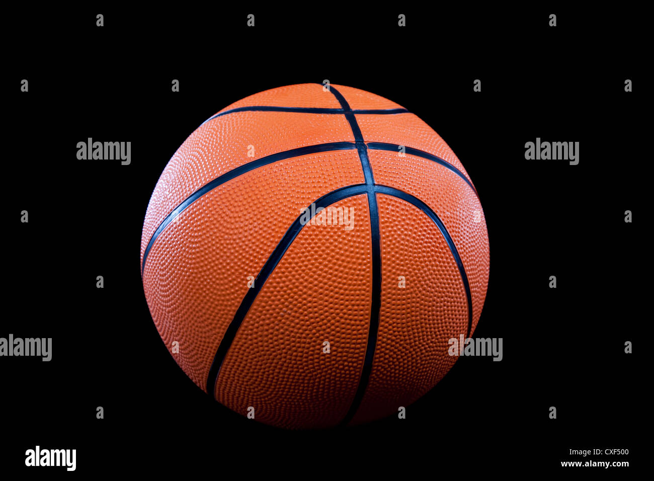 La pallacanestro su sfondo nero Foto Stock