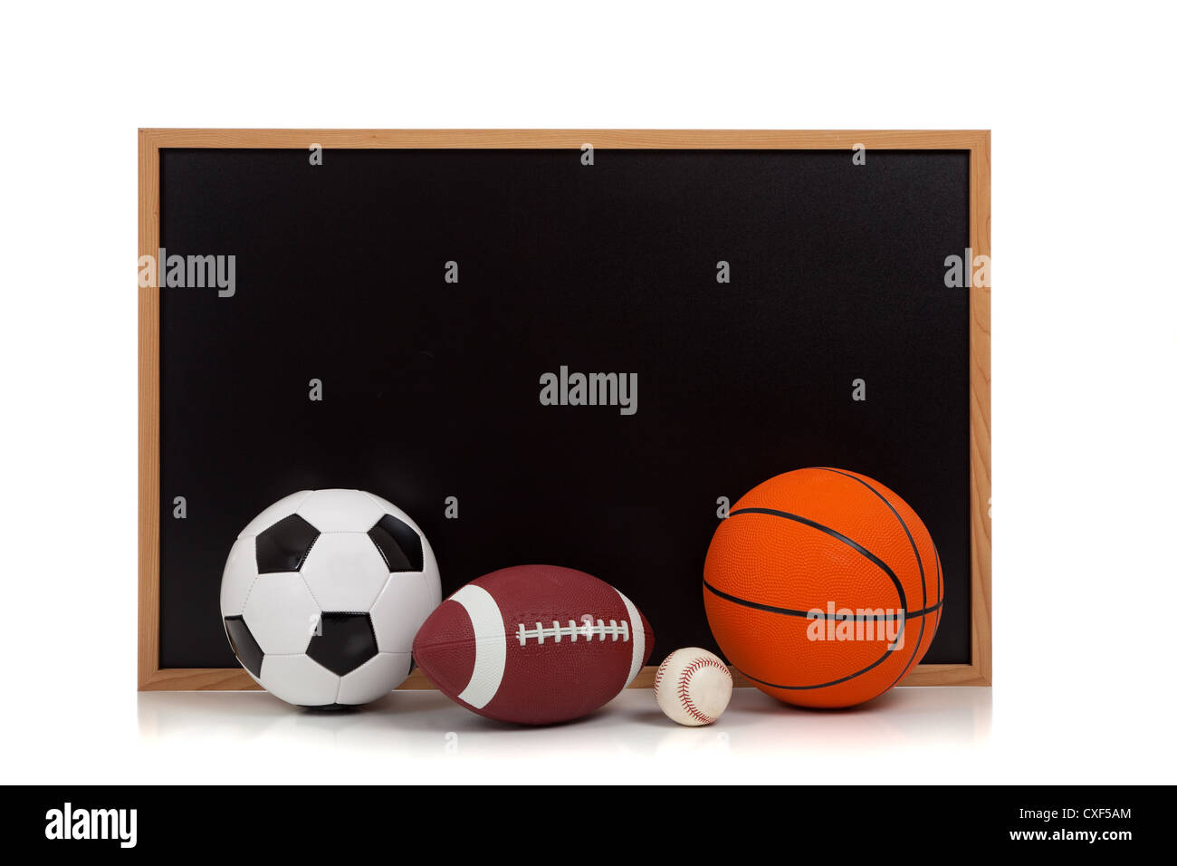 Palle sportive di fronte a una lavagna nera Foto Stock