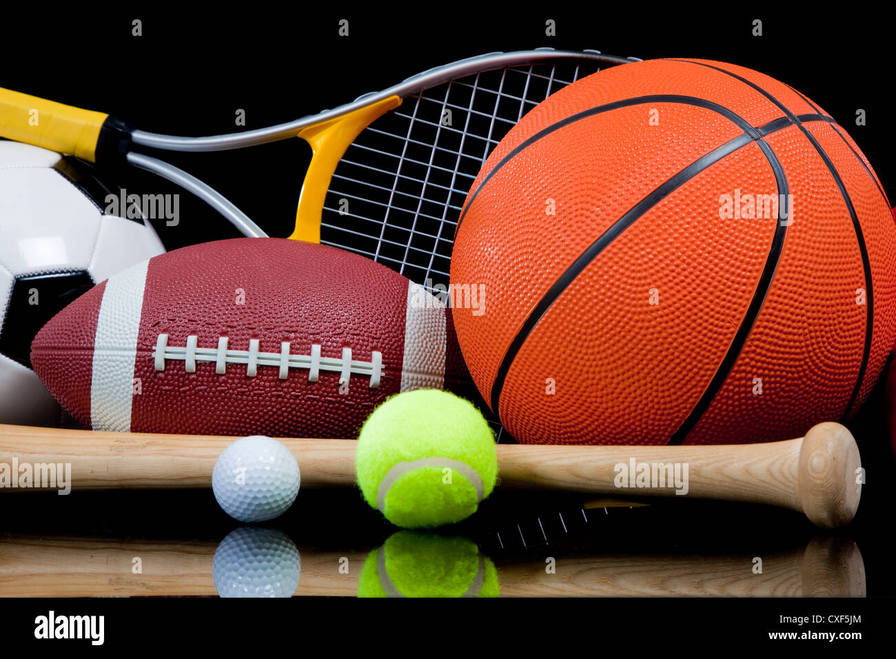 Varie attrezzature sportive su sfondo nero Foto Stock