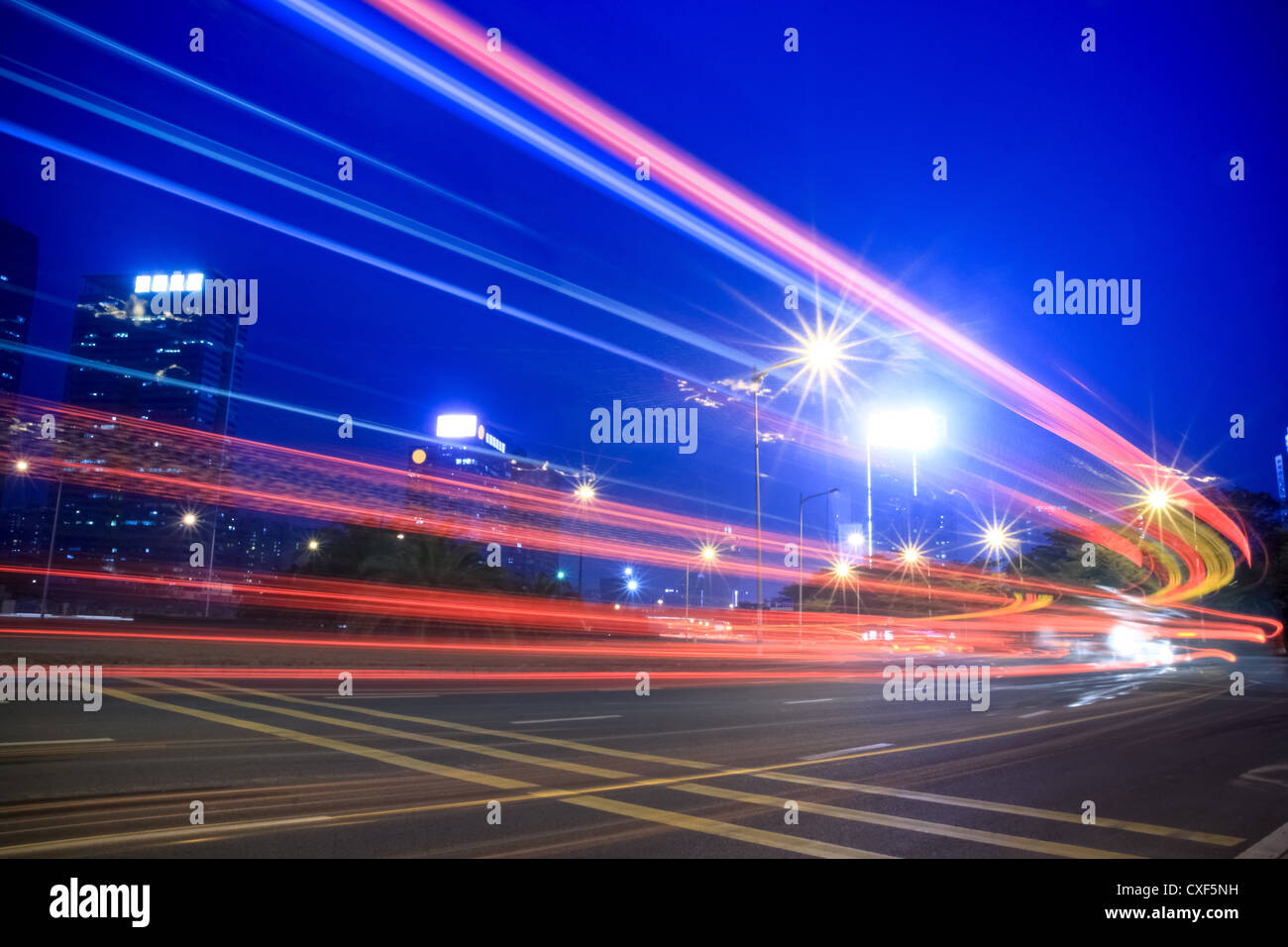 Sentieri di luce dell'autostrada Foto Stock