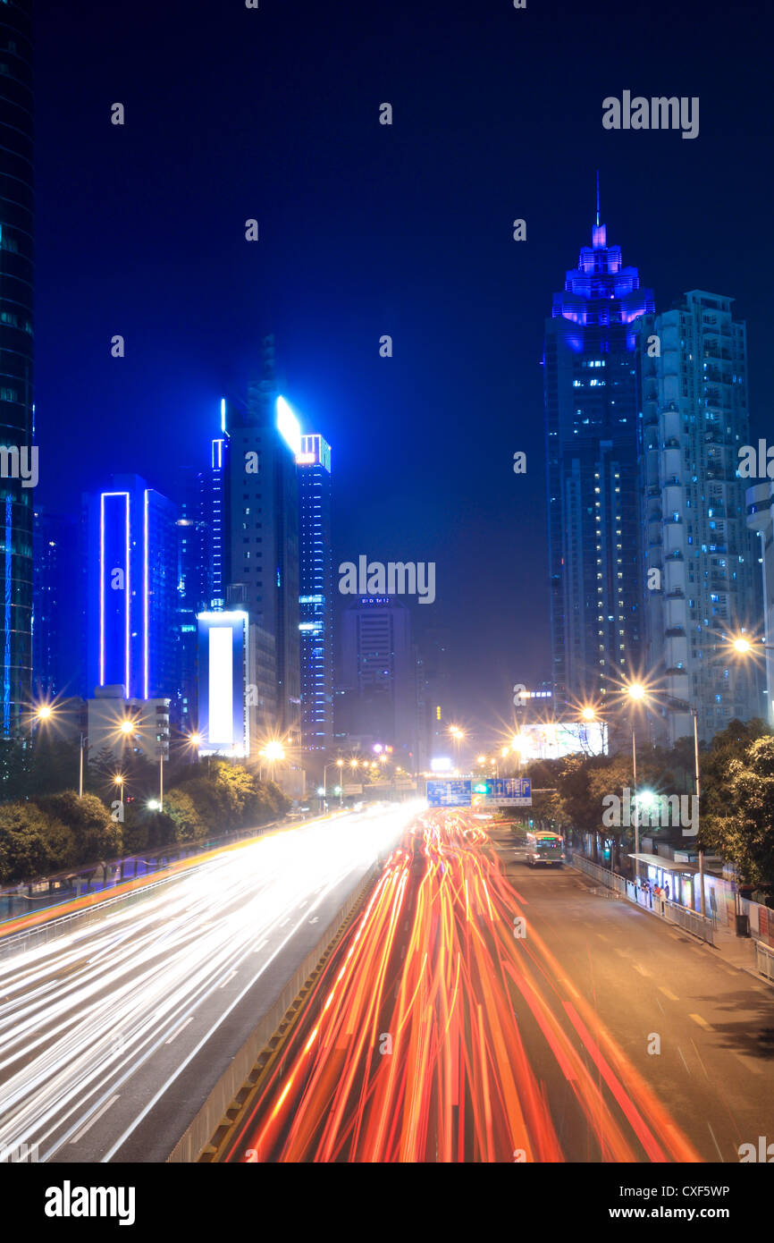 Sentieri di luce sulla strada Foto Stock