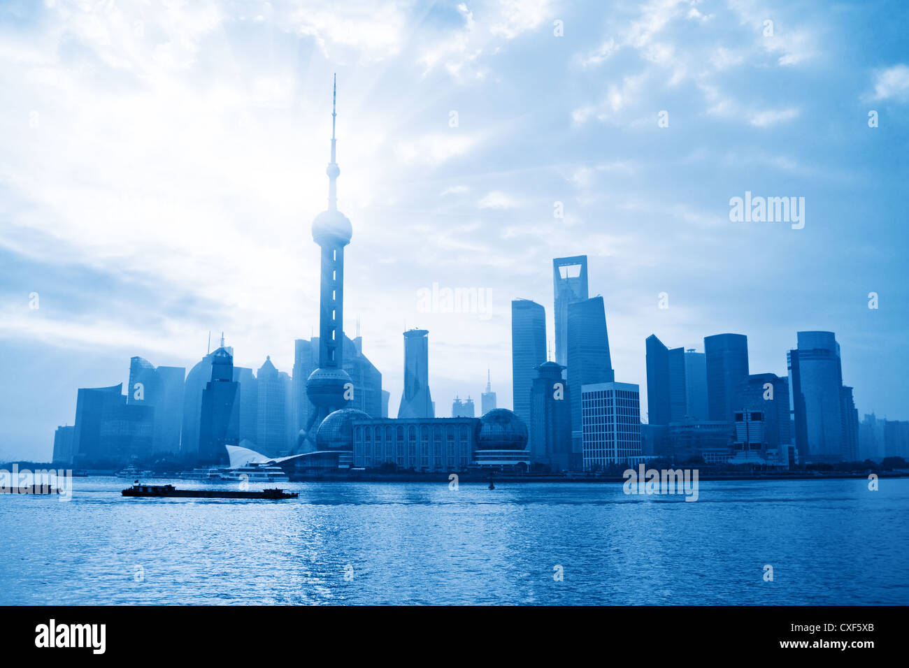 Lo skyline di Shanghai all'alba Foto Stock