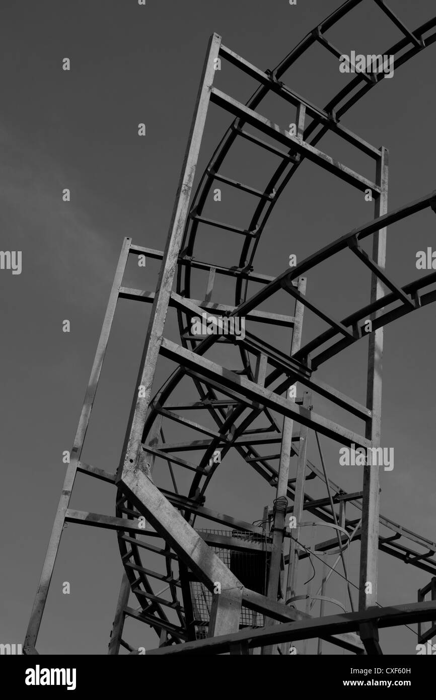 Tracce di curvatura di un rollercoaster Foto Stock