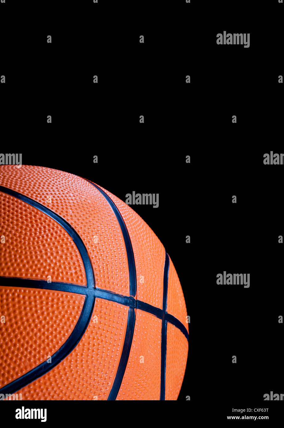 La pallacanestro su uno sfondo nero con spazio di copia Foto Stock