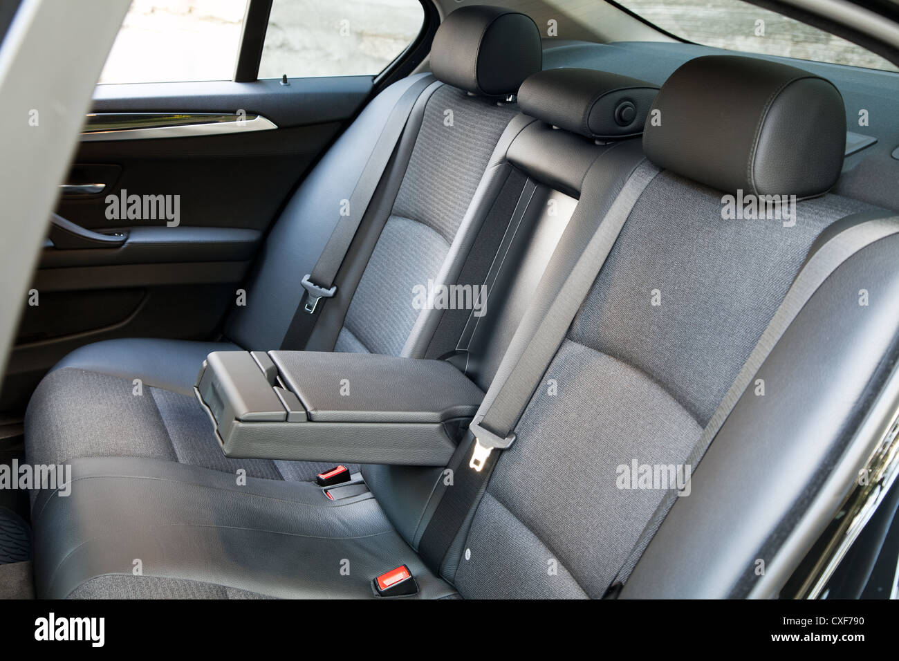 Passeggero posteriore sedili per auto in un'auto di lusso Foto Stock
