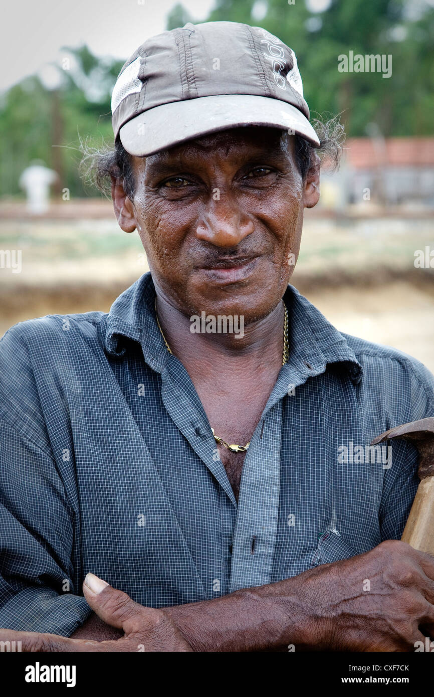 Un artigiano locale con un martello, Waikkal village, Sri Lanka Foto Stock