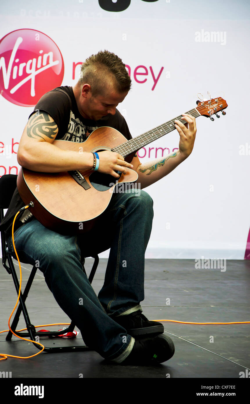 Jake Wright del Duo Showhawk eseguendo brani dal loro Festival Fringe mostrano a Edimburgo, Scozia. Foto Stock