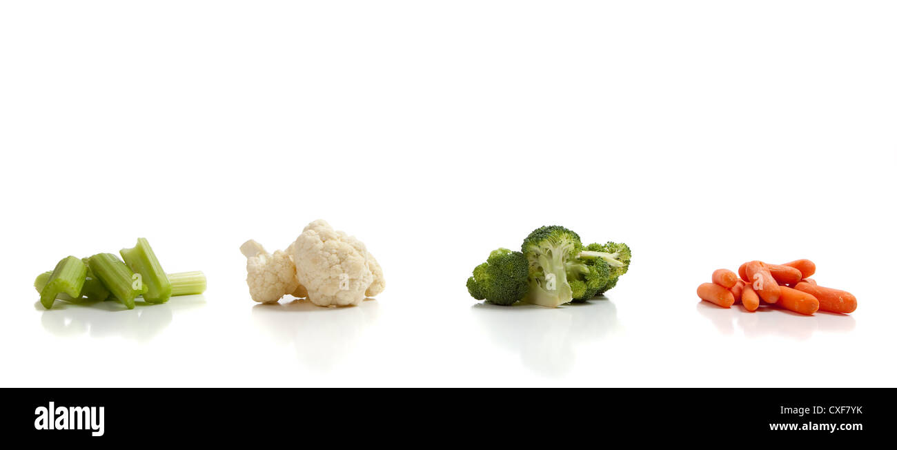 Un assortimento di verdure carota caulifllower broccoli insalata di sedano ingredienti oggetto assortimento organico raccolto Foto Stock