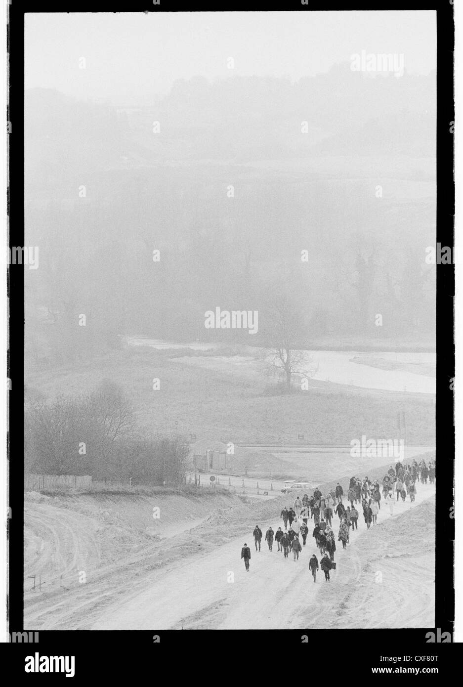 Manifestanti marzo lungo il percorso della M3 estensione Winchester. Twyford verso il basso Foto Stock