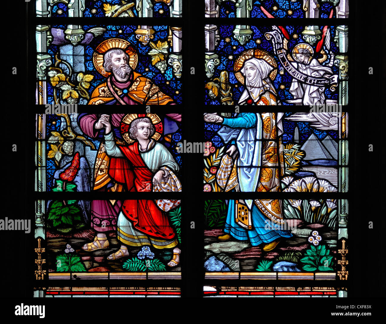 Mechelen (Malines), Belgio. Sint Romboutskathedraal / cattedrale. Finestra di vetro colorato - Maria Giuseppe e Gesù lasciato Nazaret Foto Stock