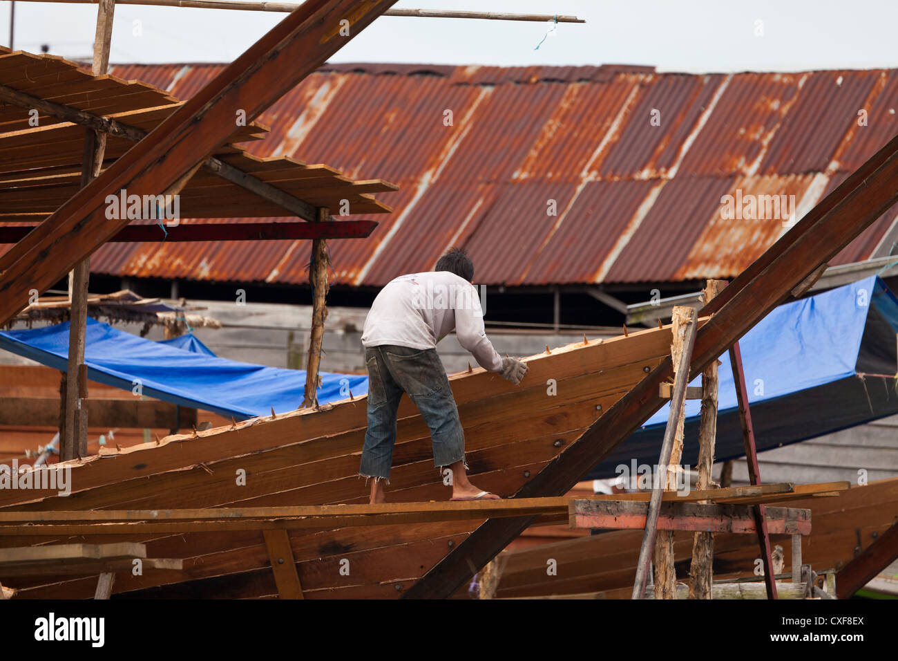 Costruttore di barca tradizionale sul cantiere di Banjarmasin Foto Stock