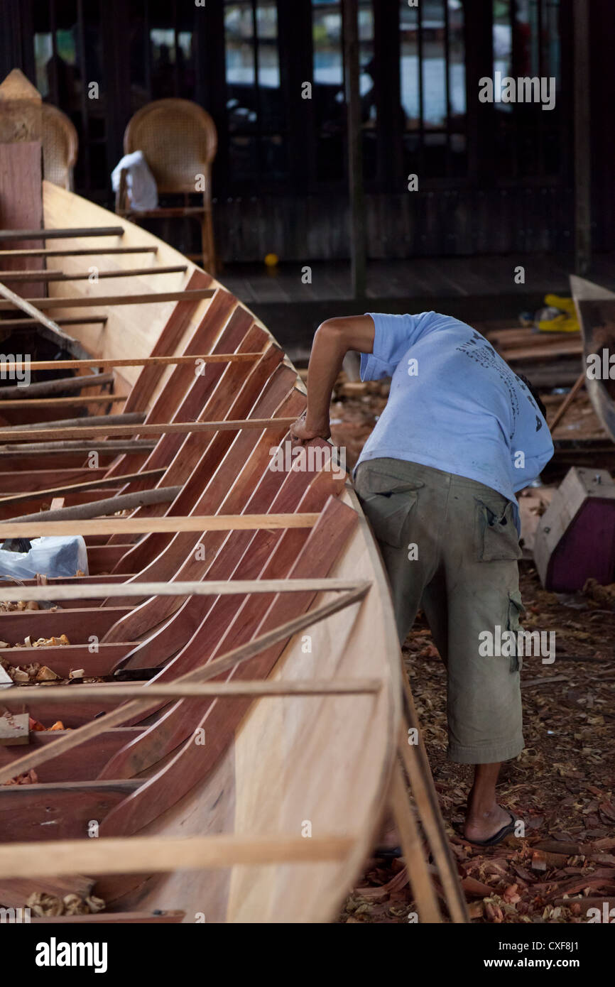Costruttore di barca tradizionale sul cantiere di Banjarmasin Foto Stock