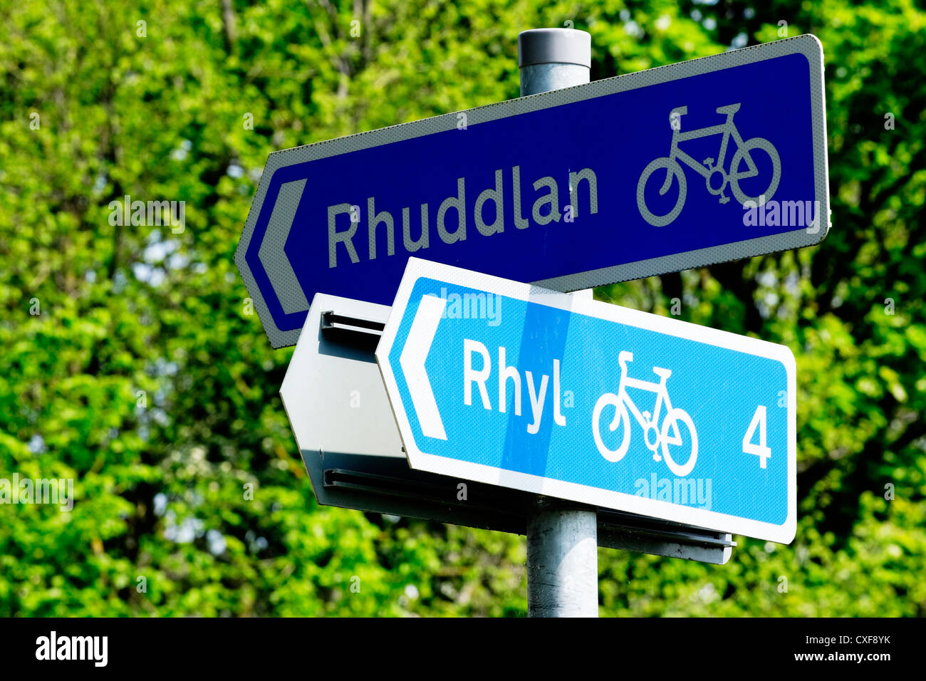 Pista ciclabile segni che indicano la direzione da Rhyl e Rhuddlan nel Galles del Nord. Foto Stock