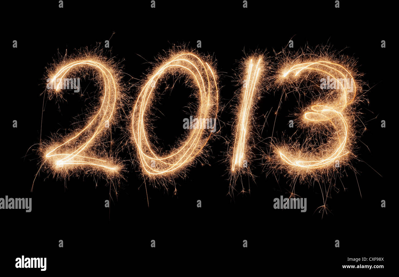 Numero 2013 scritto con veri botti su sfondo nero. Foto Stock