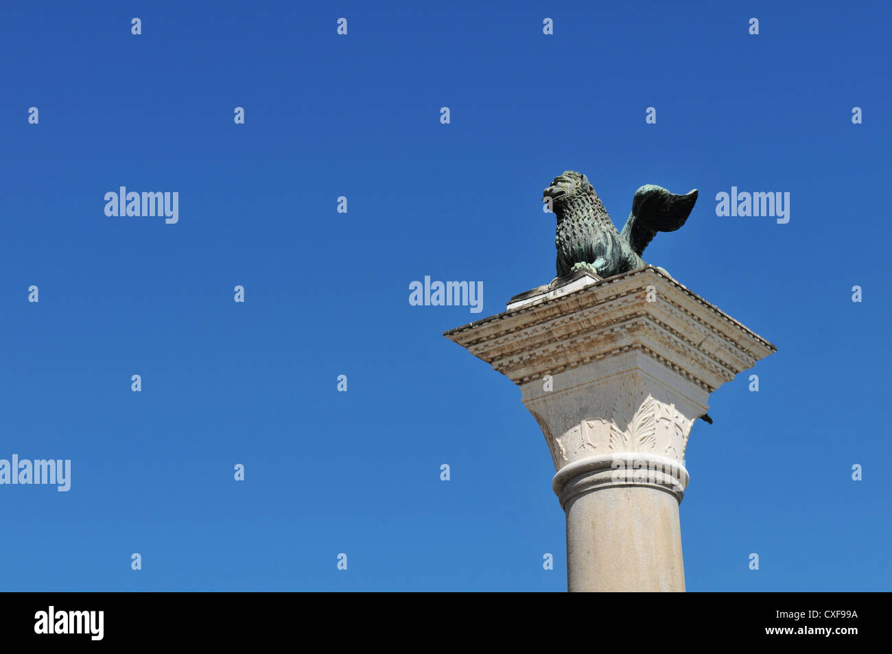 Dettagli architettonici del leone alato-griffin, simbolo della città di Venezia, Italia Foto Stock