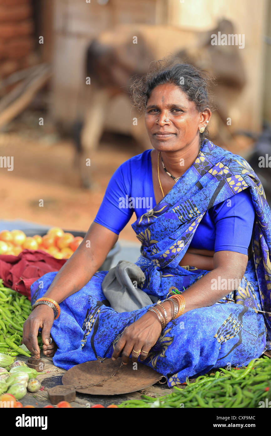 Rurale donna indiana vendere verdure Andhra Pradesh in India del Sud Foto Stock