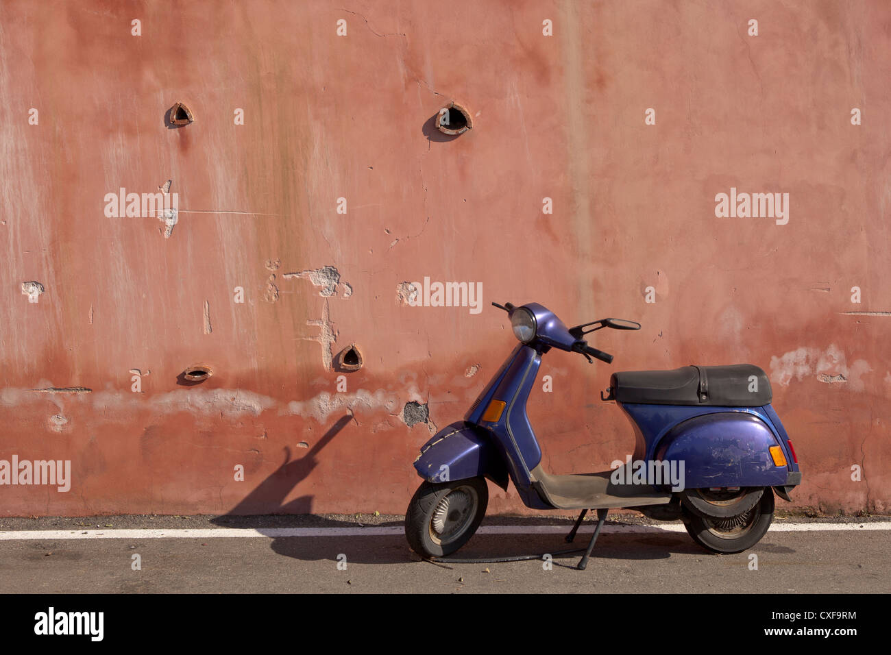 Ciclomotore scooter al di fuori del vecchio edificio, Italia Foto Stock