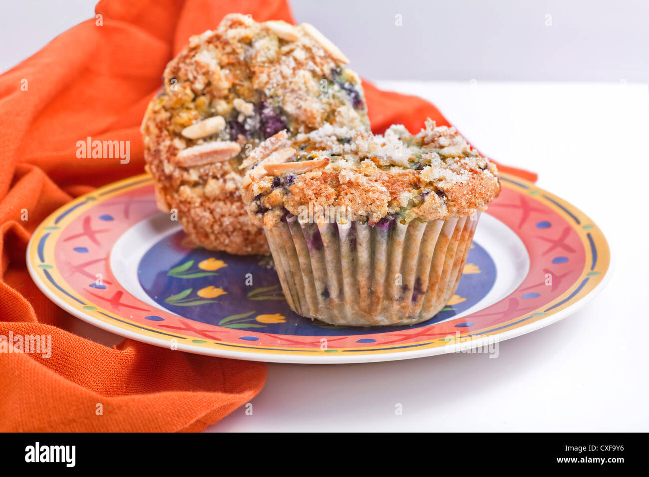 In casa muffin ai mirtilli con una speciale dolce crumble topping fatto con mandorle e zucchero in grani. Foto Stock