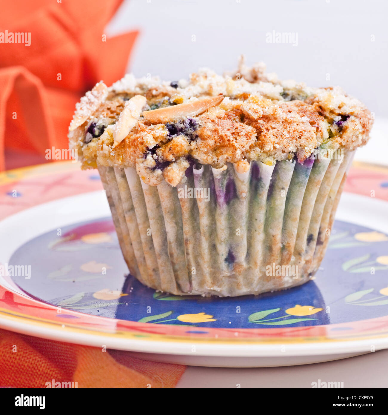 In casa muffin ai mirtilli con una speciale dolce crumble topping fatto con mandorle e zucchero in grani. Foto Stock