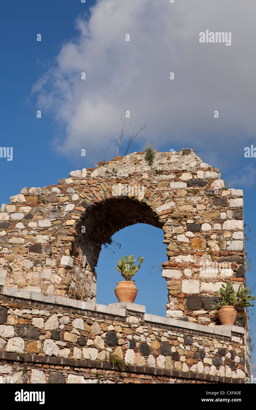 Città vecchia parete con piante in vaso arch, Castelmola Foto Stock