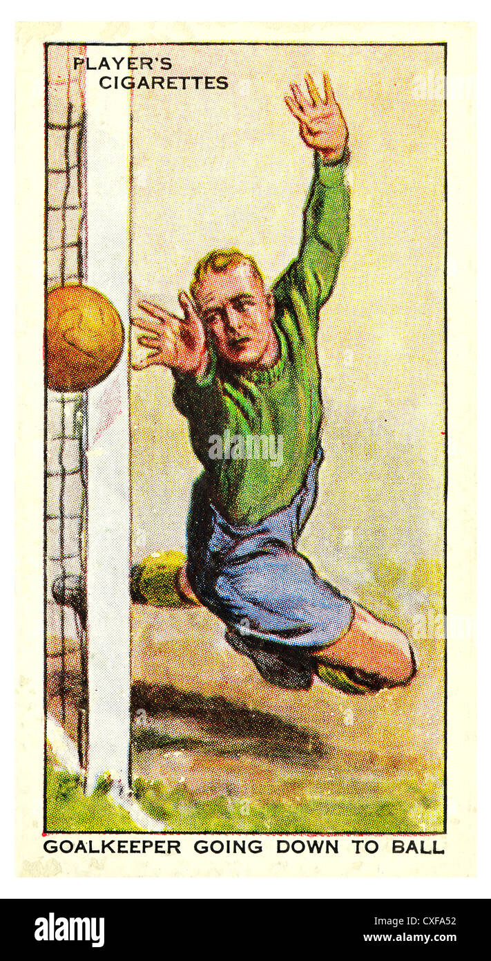 Carta da sigarette; "Suggerimenti sull'Associazione calcio' (John Player and Sons, 1934) Portiere scendendo a sfera Foto Stock