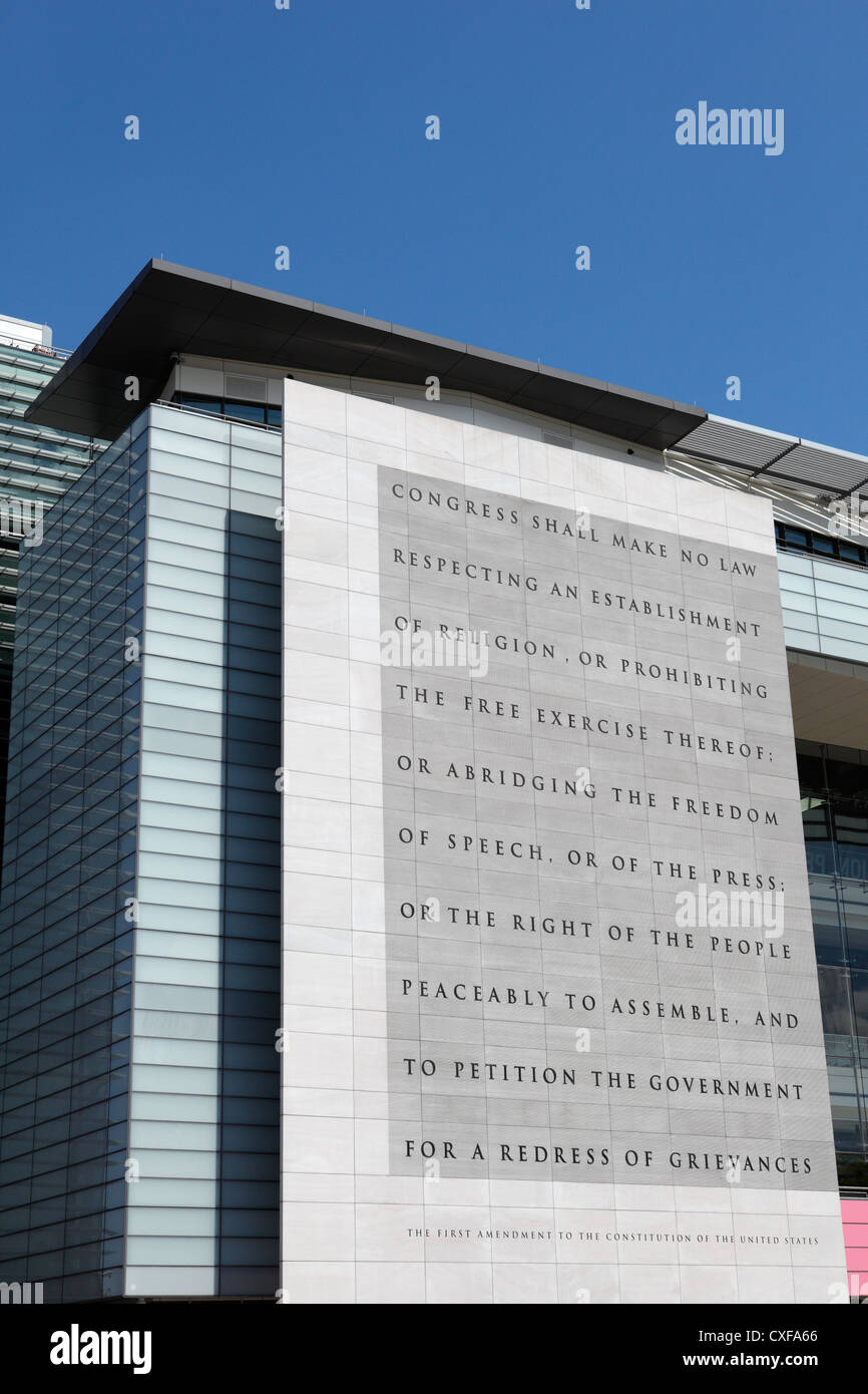 Primo emendamento alla costituzione sulla facciata Newseum di Washington DC Foto Stock