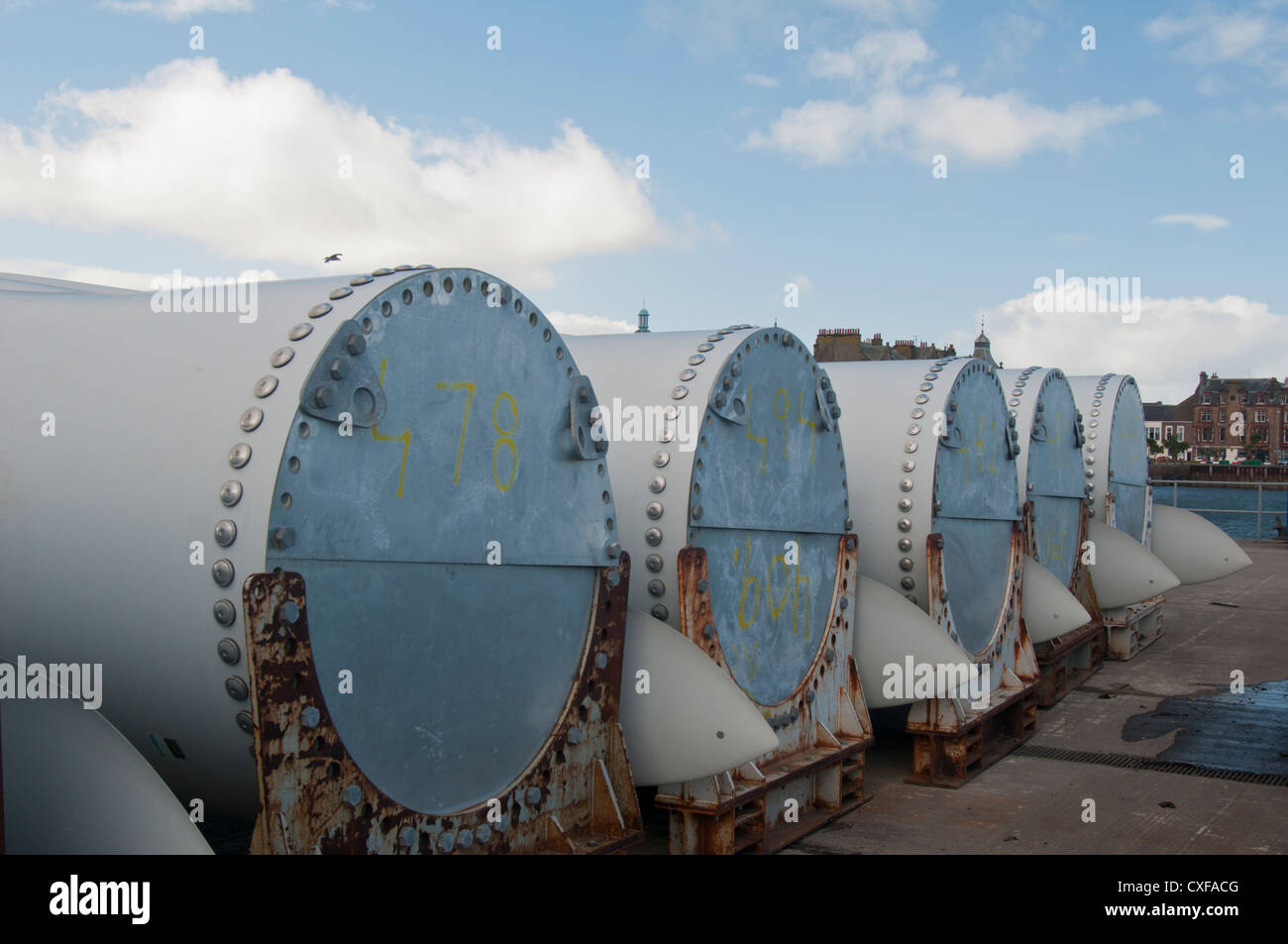 Le torri a turbina eolica prodotta localmente in attesa di spedizione dal porto di Campbeltown Foto Stock