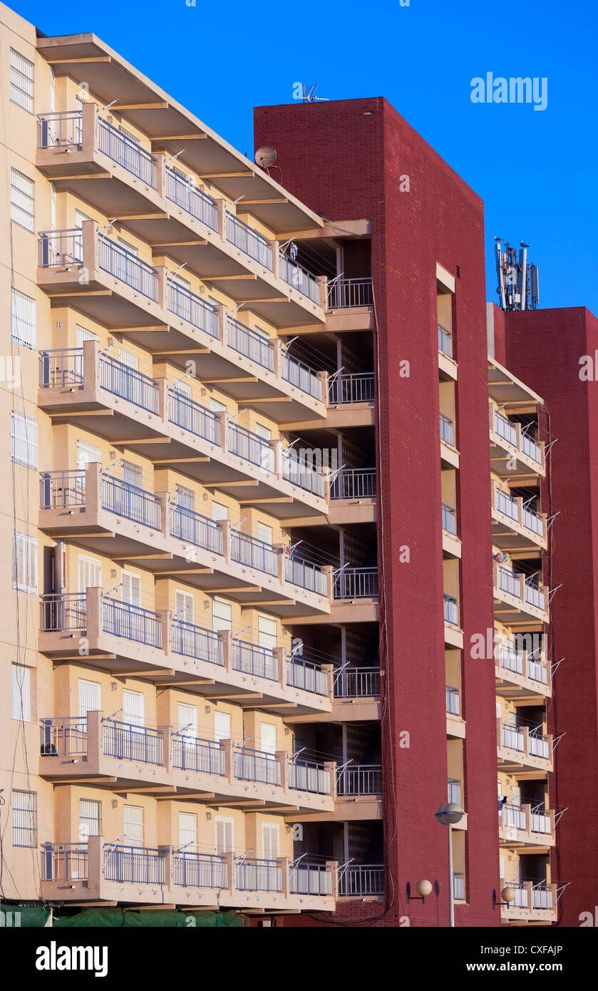 Edificio multipiano sul cielo blu sullo sfondo Foto Stock