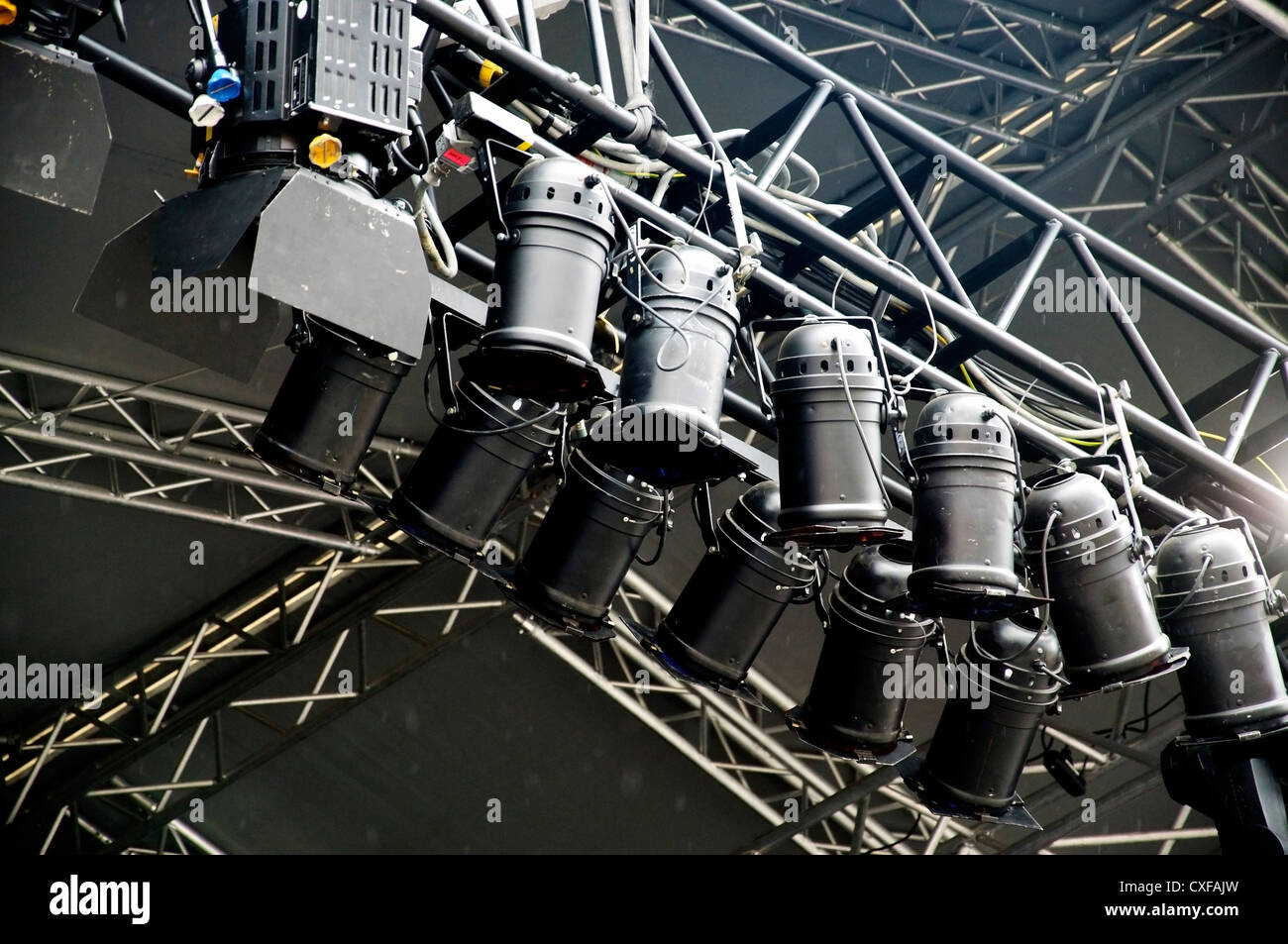 Sistema di illuminazione con faretti, come utilizzato per concerti open-air Foto Stock