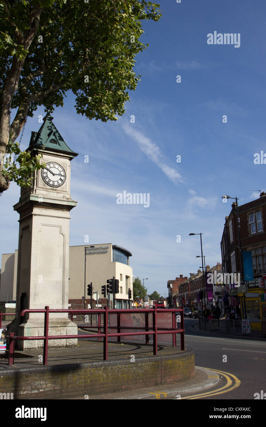 Thornton Heath Clock Tower con il centro per il tempo libero oltre Foto Stock