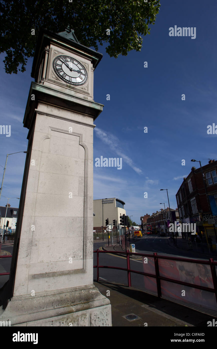 Thornton Heath Clock Tower con il centro per il tempo libero oltre Foto Stock