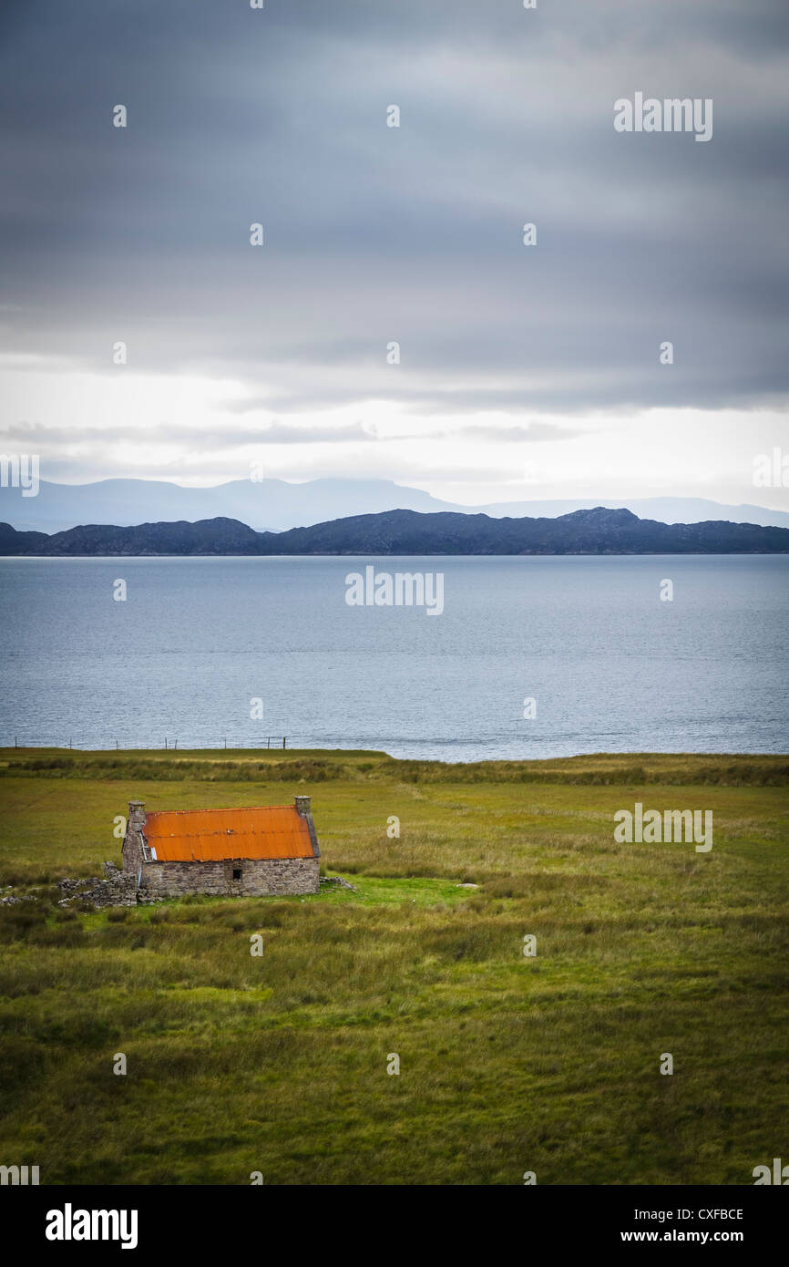 Derelicht, abbandonato croft si affaccia sulla parte interna del suono, per l'isola di Rona, Applecross penisola, Wester Ross, Scozia Foto Stock