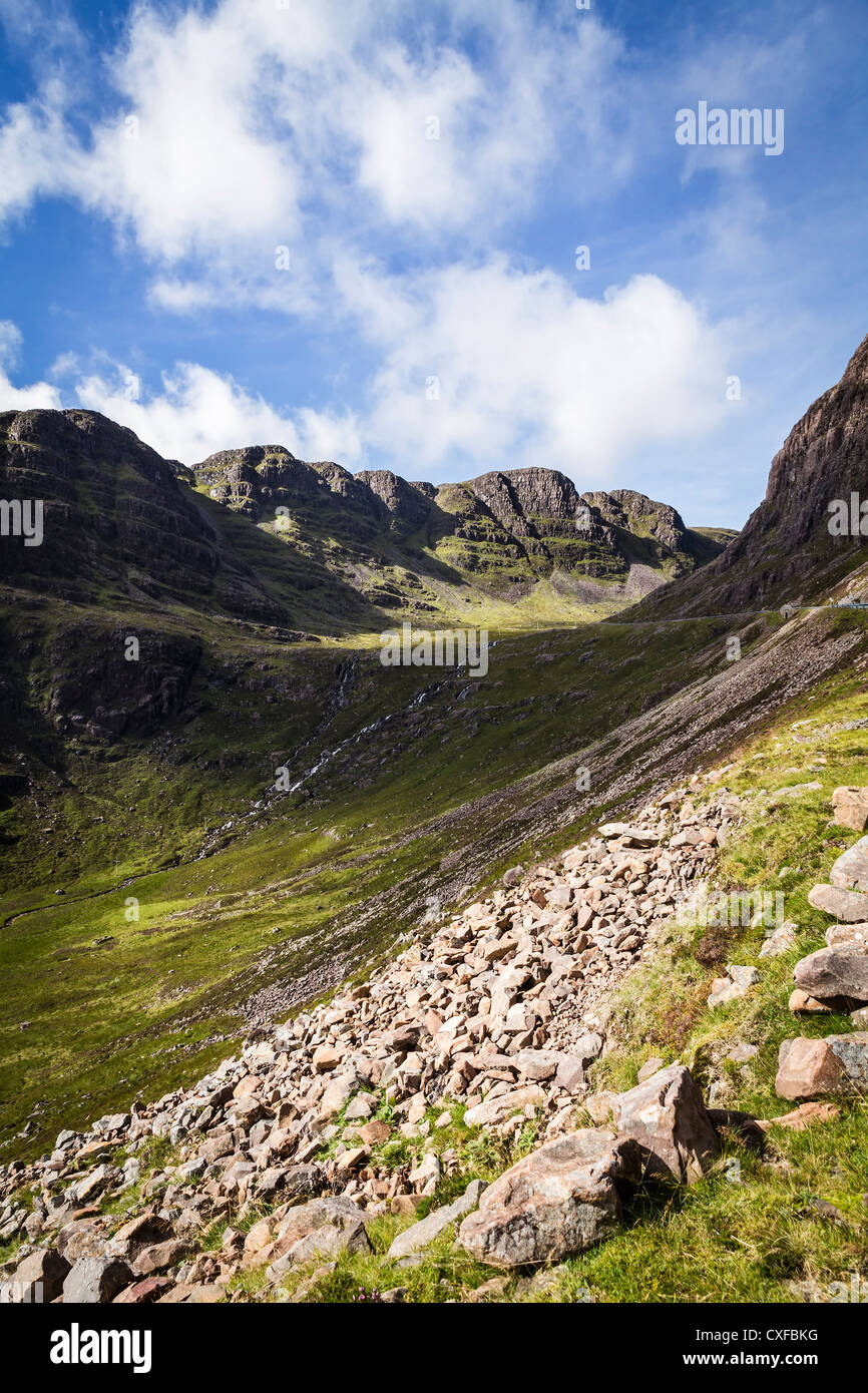 Coire na Ba verso Bealach na Ba, con Meall Gorm mountain range in distanza, Wester Ross, Scozia Foto Stock