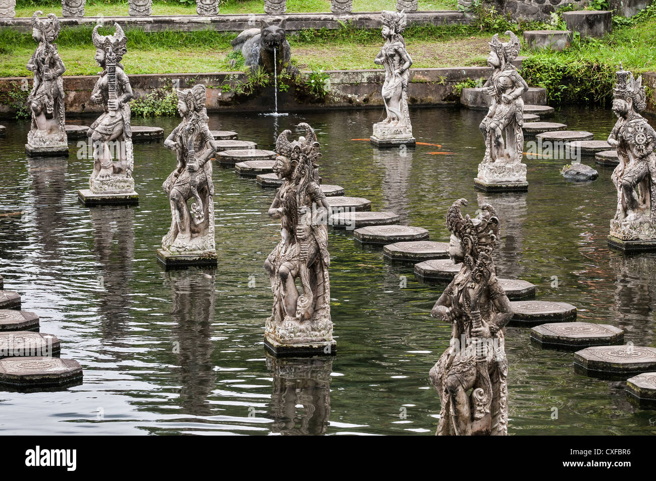 Statue di pietra e pietre miliari presso il Taman Tirtagangga acqua Palace e il giardino di Bali Orientale, Indonesia. Foto Stock