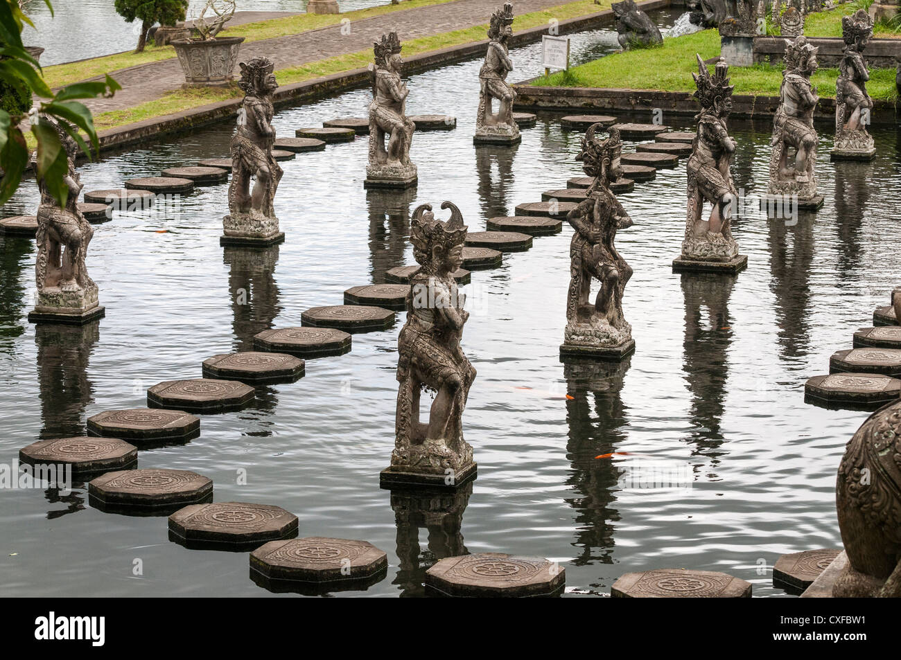 Statue di pietra e pietre miliari presso il Taman Tirtagangga acqua Palace e il giardino di Bali Orientale, Indonesia. Foto Stock