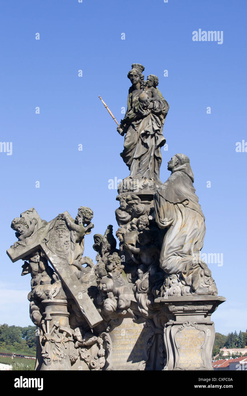 La statua della Madonna e di San Bernardo sul Ponte Carlo Foto Stock