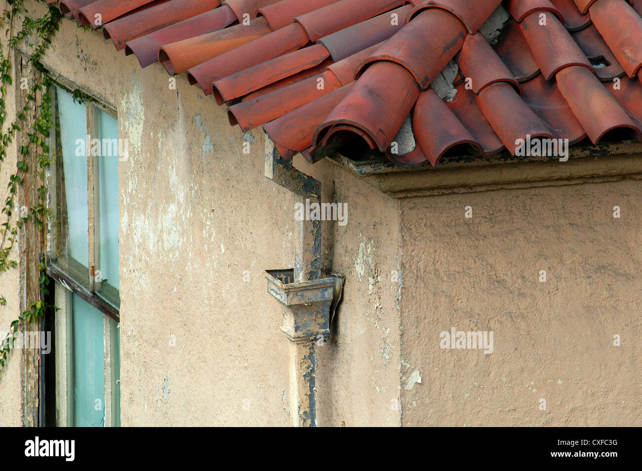 Un bungalow con tetto piastrellato presso l'Hotel Ambassador abbandonato su Wilshire Blvd. A Los Angeles, California. Ora demolito, Foto Stock