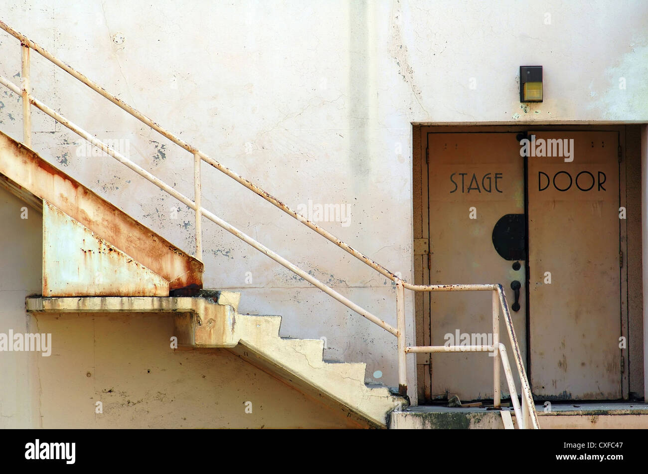 Una porta d'ingresso all'aperto presso l'hotel Ambassador abbandonato a Los Angeles su Wilshire Blvd. Ora demolito. Foto Stock