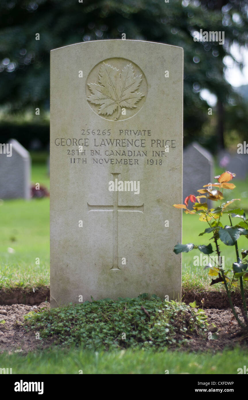 La tomba di George privato Ellison, credeva di essere l'ultima vittima del Commonwealth della Prima Guerra Mondiale. Foto Stock