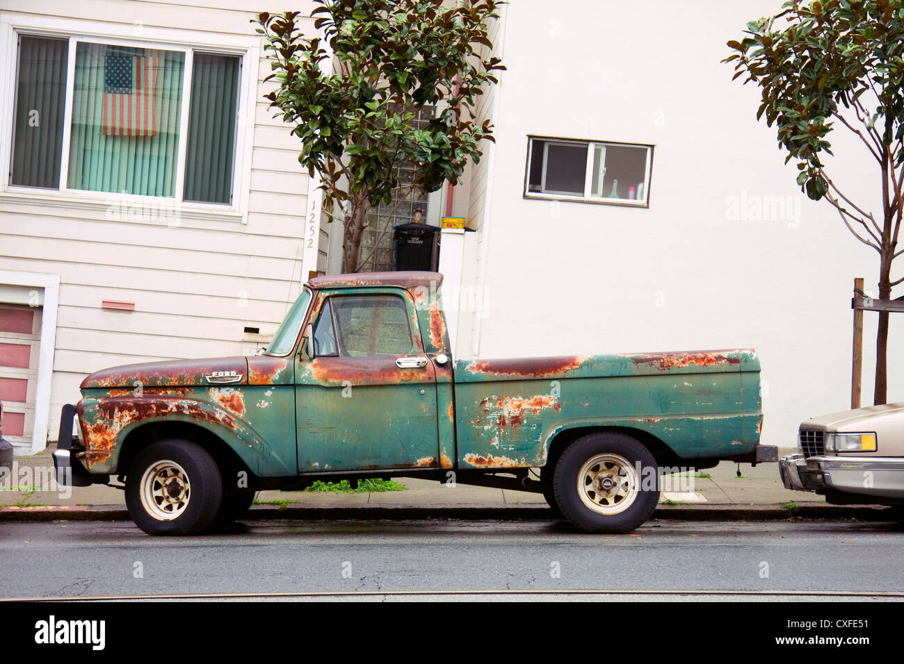 Vecchie e arrugginite pickup truck sulla strada di San Francisco Foto Stock