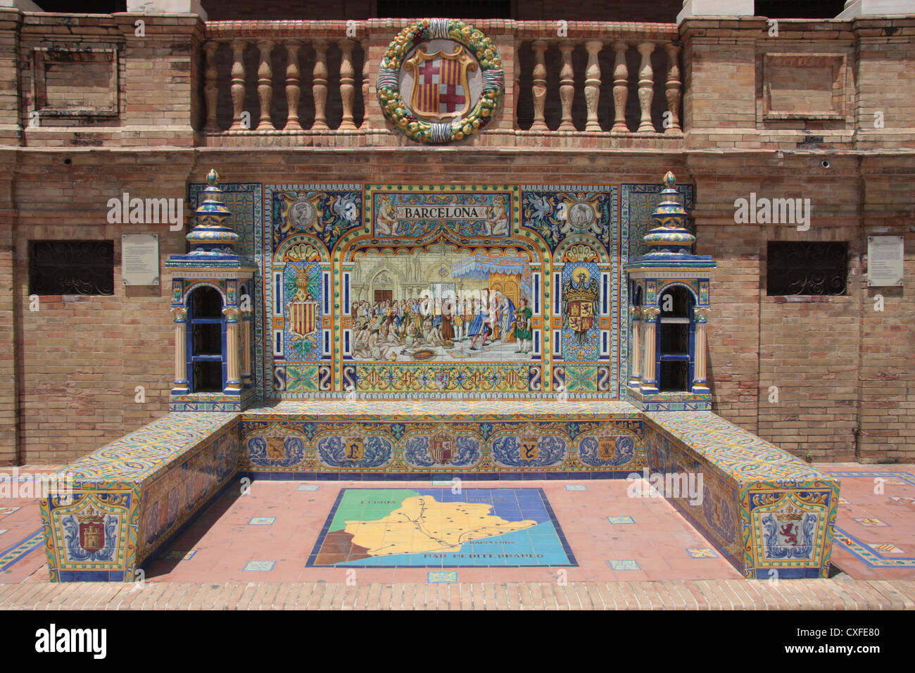 Con piastrelle di ceramica in alcova raffigurante la provincia di Barcellona alla Plaza de Espana - Sito di 1929 Fiera Mondiale, Siviglia, Spagna Foto Stock