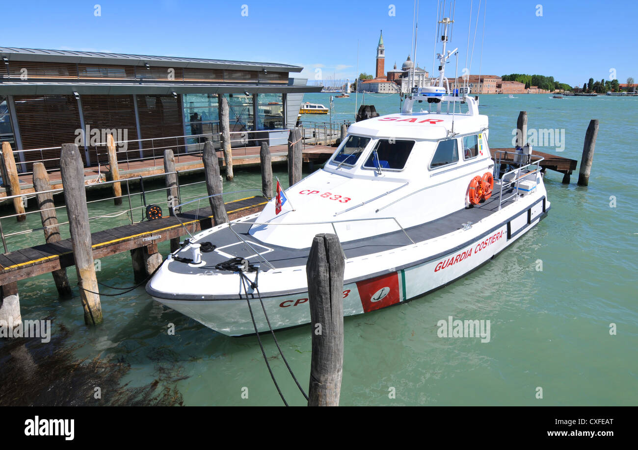 Venezia, Italia - 7 Maggio 2012: guardia costiera italiana barca ancorata nella laguna veneziana Foto Stock