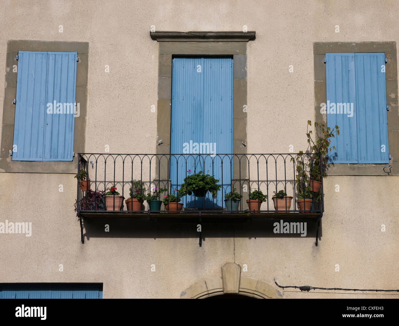 Un metallo balcone decorato con fiori in tipica moda francese in Fanjeaux Aude Languedoc Francia Foto Stock