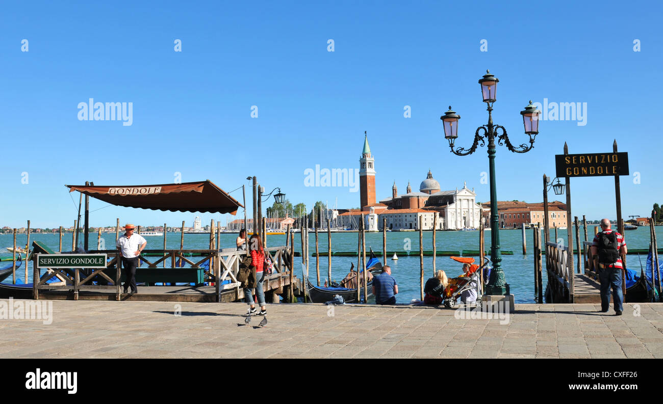 Venezia, Italia - 6 Maggio 2012: vista panoramica di Venezia con i turisti di visitare l'isola veneziana di San Giorgio Magiore Foto Stock