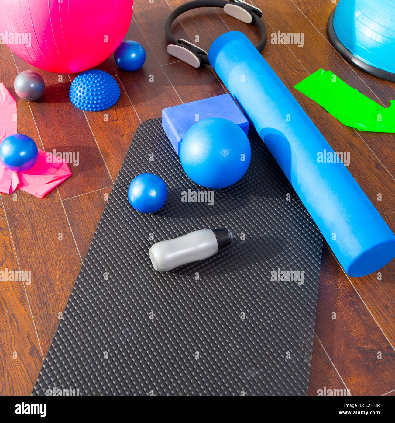 Lezioni di aerobica Pilates roba come mat sfere rullo anello magico dei nastri di gomma sul pavimento in legno Foto Stock