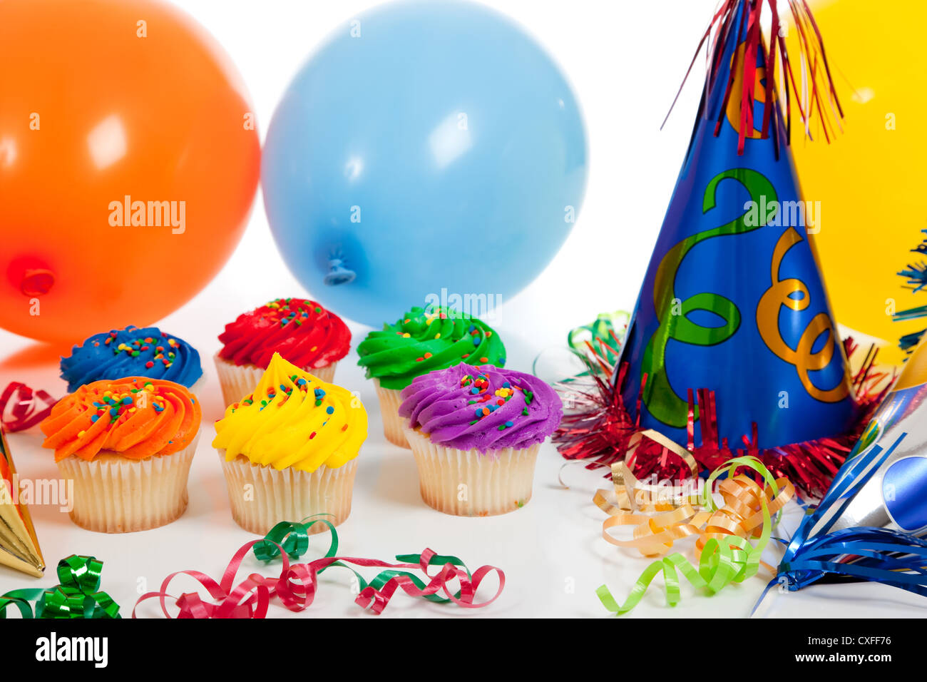 Vivacemente colorato tortine con decorazioni di compleanno Foto Stock