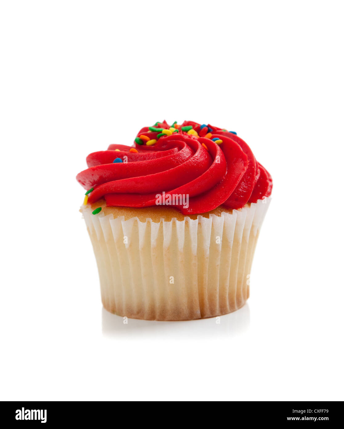 Rosso cupcake ghiacciata su sfondo bianco Foto Stock