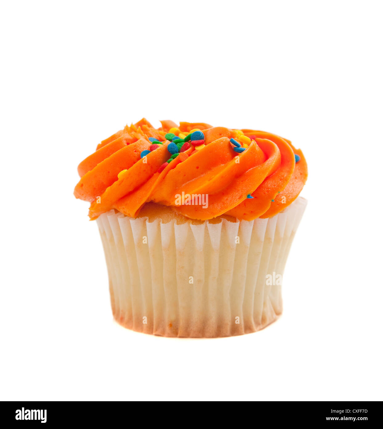 Arancione cupcake ghiacciata su sfondo bianco Foto Stock
