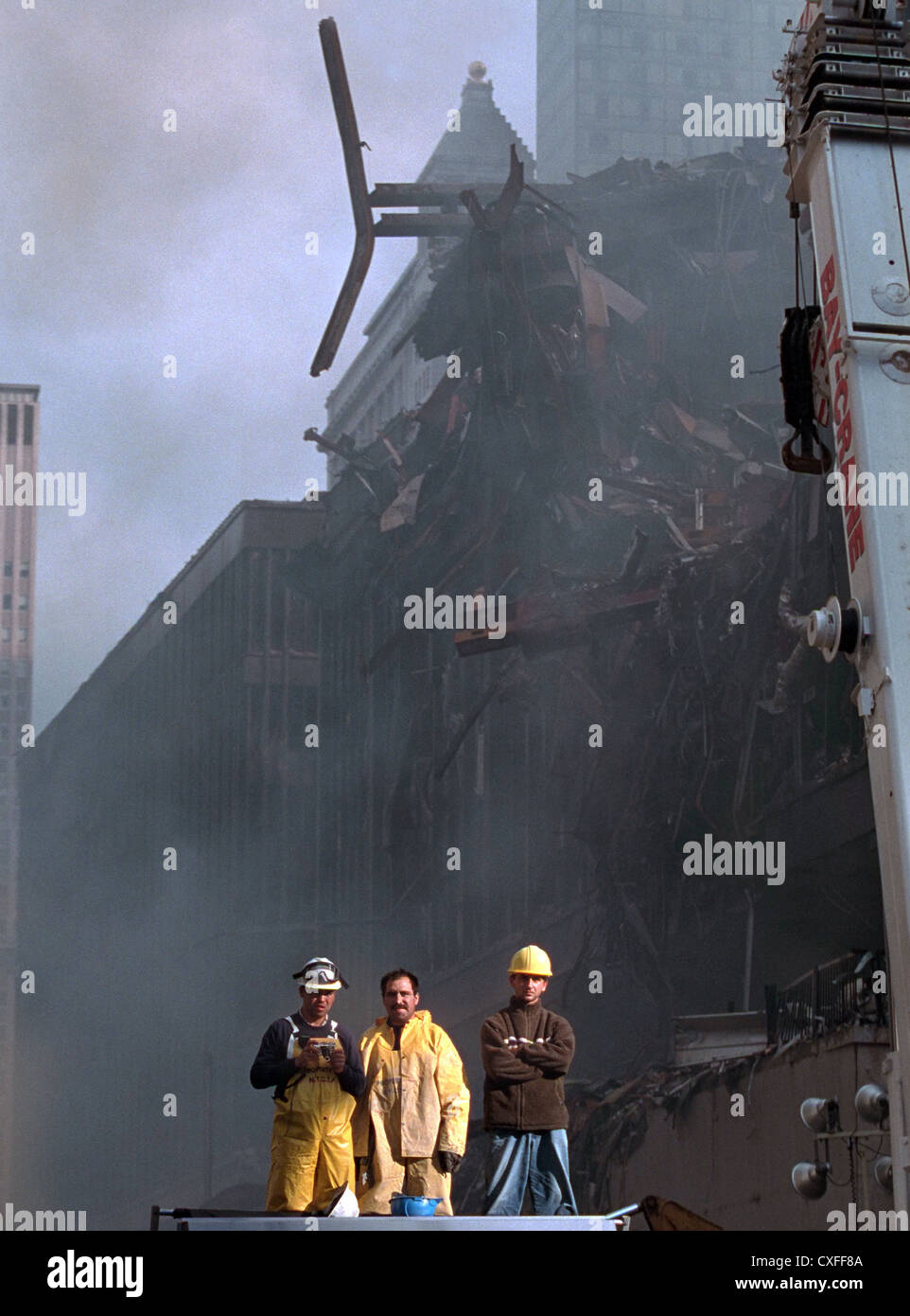 Vigili del fuoco guarda su come presidente degli Stati Uniti George Bush risolve i soccorritori in distrutto il World Trade Center Settembre 14, 2001 a New York City. Bussola di recupero indirizzata ai lavoratori e raccolse la nazione a seguito di attentati terroristici. Foto Stock