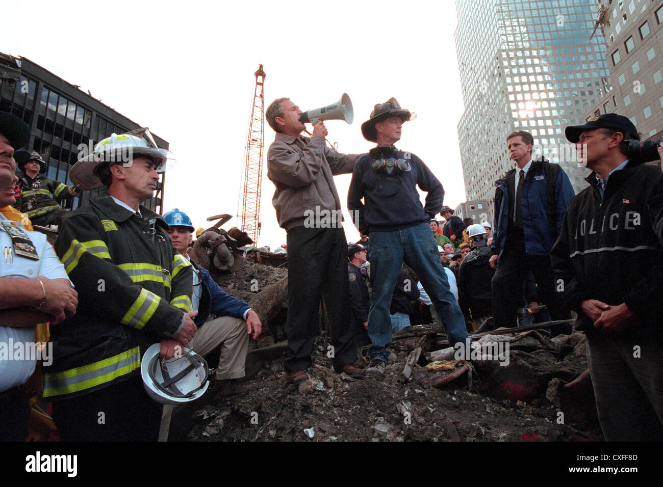 Il Presidente degli Stati Uniti George Bush in piedi sulla cima di macerie dalla distrutta World Trade Center risolve i soccorritori con pensionati New York City pompiere Bob Beckwith Settembre 14, 2001 a New York City. Bussola di recupero indirizzata ai lavoratori e raccolse la nazione a seguito di attentati terroristici. Foto Stock